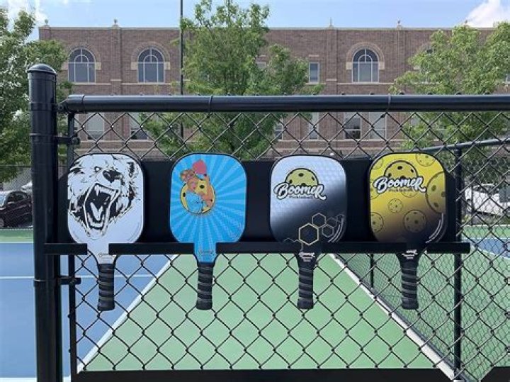 Can I paint my pickleball paddle?