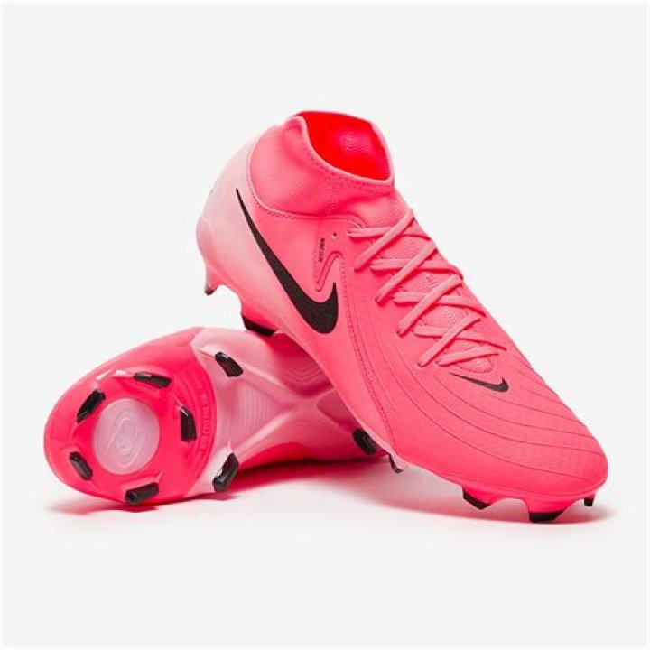 Can referees wear Coloured boots?