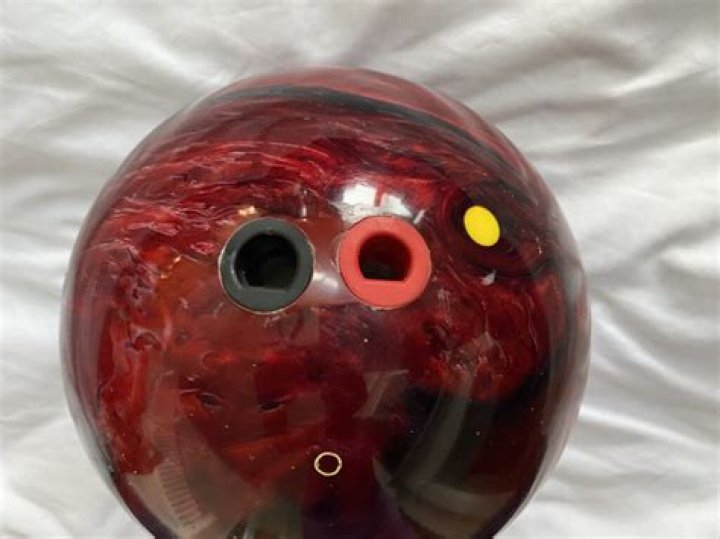 Can two-handed bowlers have a thumb hole?