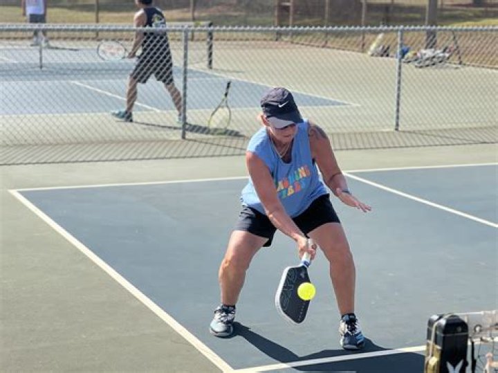 Can you play singles in pickleball?