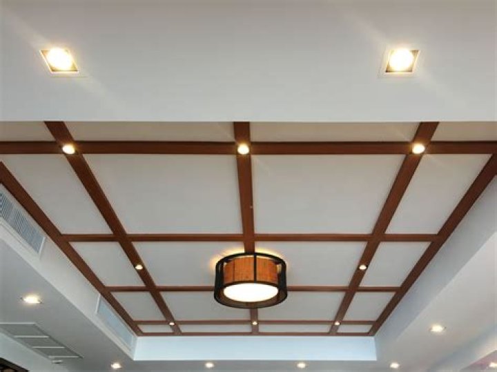 Can you use the ceiling in racquetball?