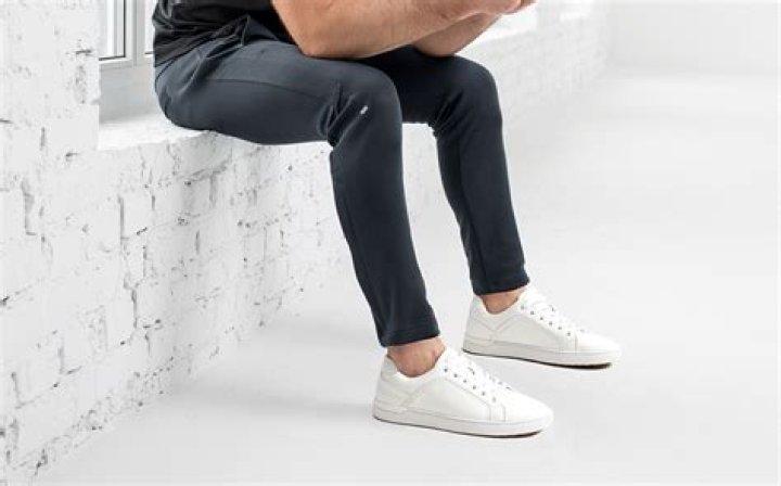 Can you wear white sneakers with black jeans?