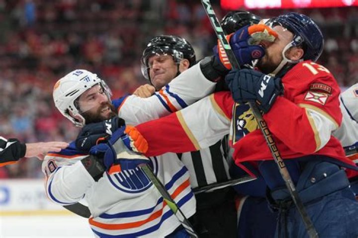 Do hockey fights hurt?