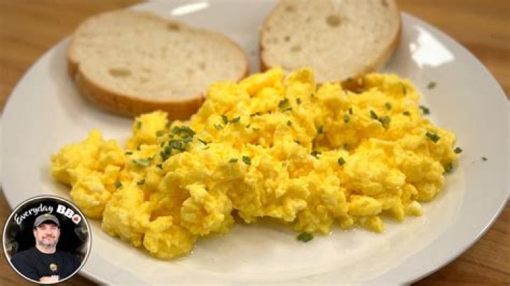 Do scrambled eggs have vitamin D?