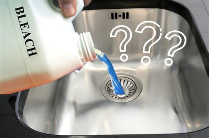 Does bleach hurt plastic?