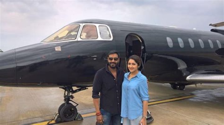 Does Dhoni have private jet?