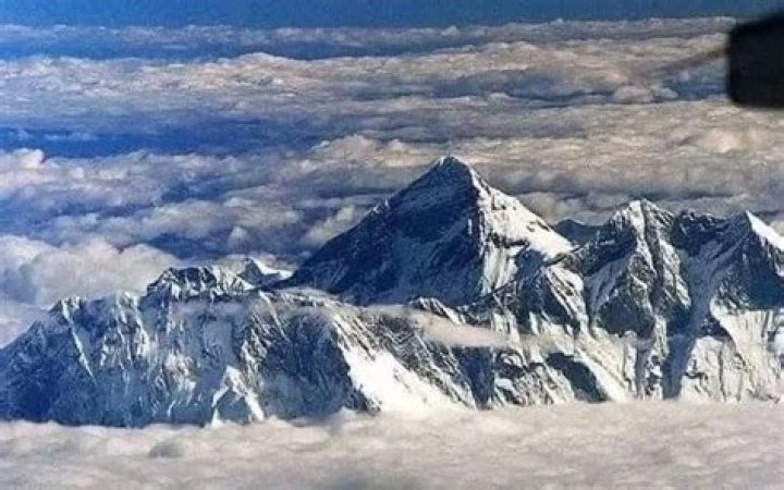 Does Mount Everest go above the clouds?