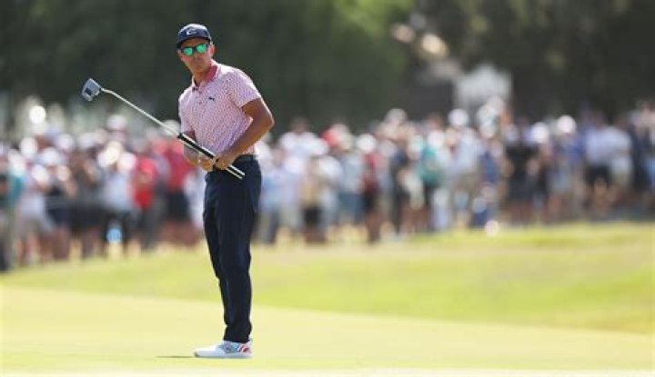 Does Rickie Fowler have a flat swing?