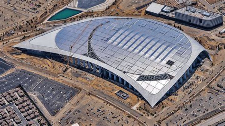 Does SoFi Stadium have a roof?