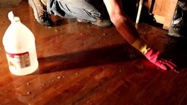 Does vinegar leave a residue on floors?