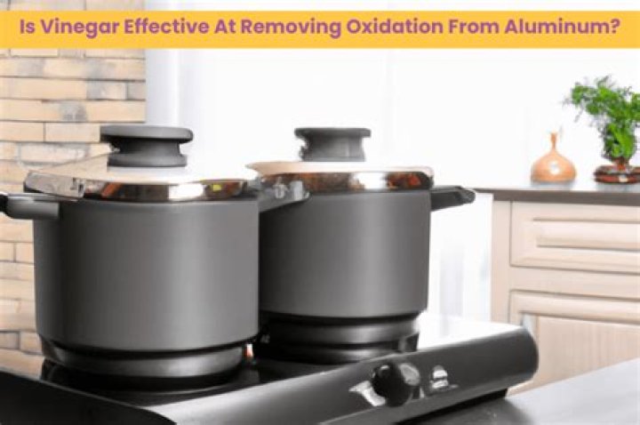 Does vinegar remove oxidation from aluminum?