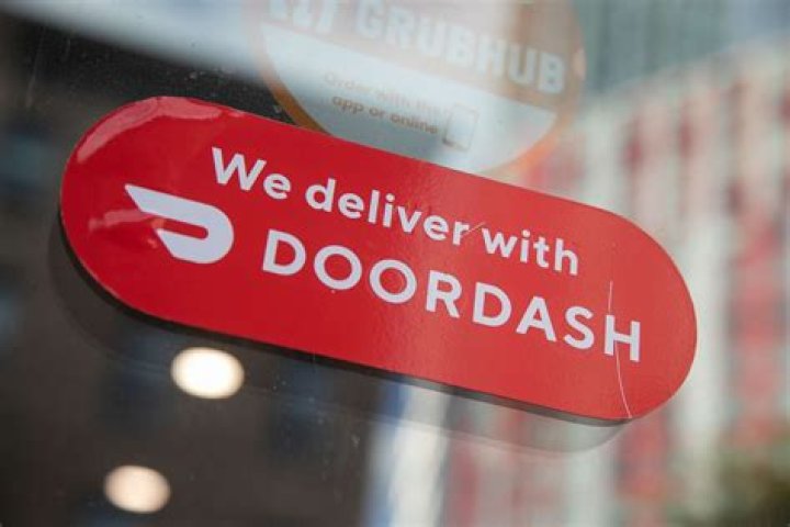 How do DoorDash drivers pay for food?