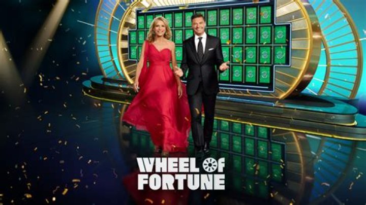 How do you win the $10 000 on Wheel of Fortune?