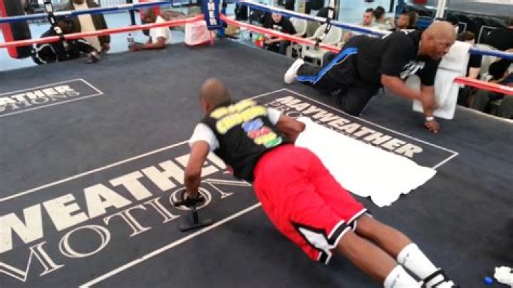 How many sit-ups does Mayweather do?