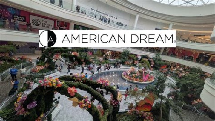 How many stores does the American Dream mall have?