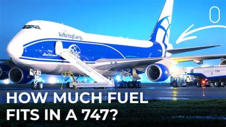 How much does it cost to fly a 747 per hour?