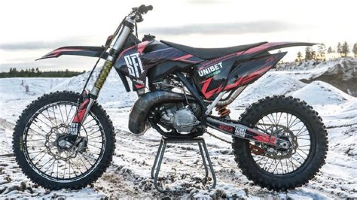 Is 2 stroke oil red?