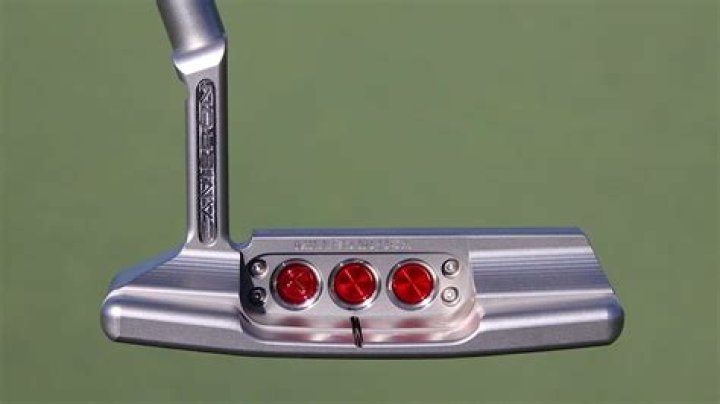 Is it legal to hit a putt with the back of the putter?