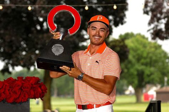 Is Rickie Fowler using graphite shafts?