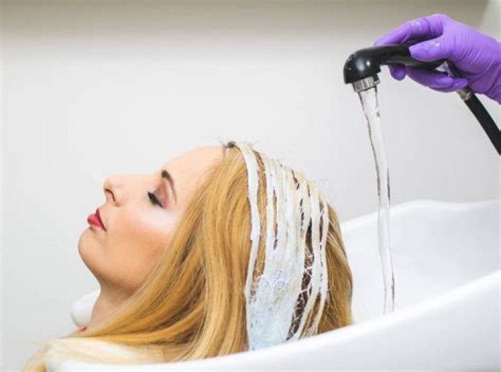 Should I rinse bleach out of hair with cold or hot water?