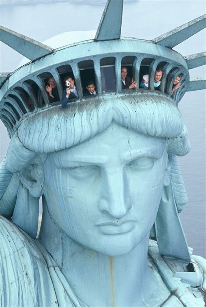 What does the 25 windows in the crown on the Statue of Liberty mean?