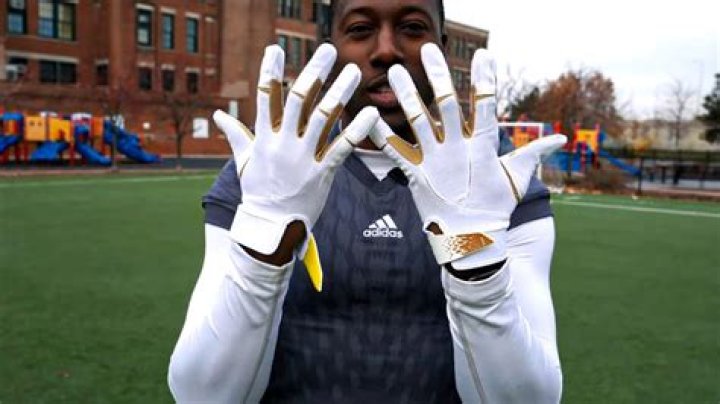What gloves does Justin Jefferson wear?