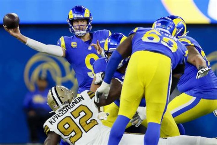 What is Aaron Donald salary with the Los Angeles Rams?