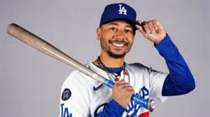 What kind of bat does Mookie Betts use?