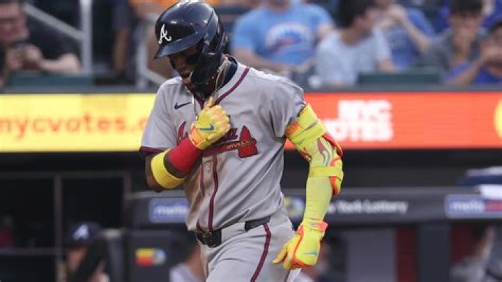 What kind of bat does Ronald Acuna use?