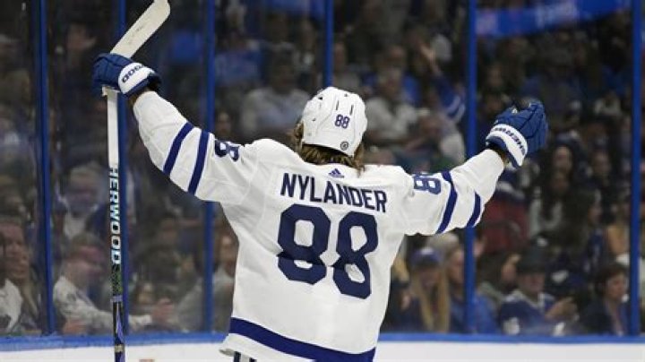 What kind of stick does Nylander use?