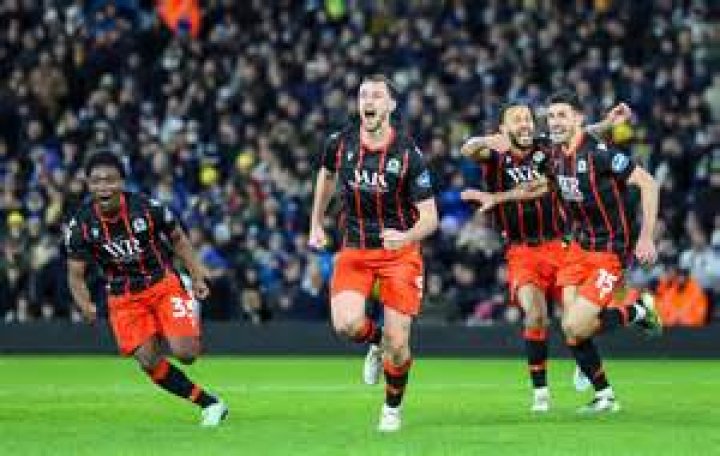 Where is showing football in Leeds?