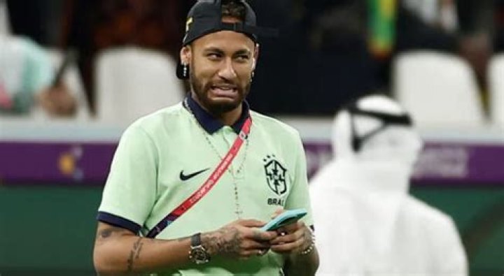 Which phone does Neymar use?