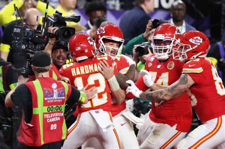 Who's the youngest quarterback to win a Super Bowl?