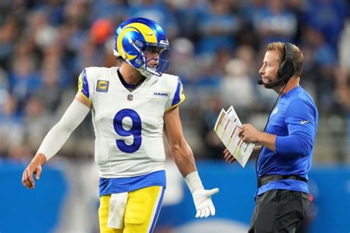 Who makes the play calls on the Rams?