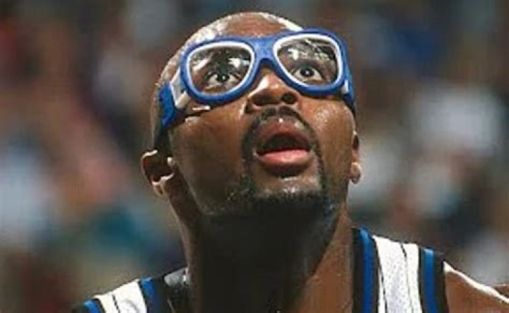 Who wore glasses in the NBA?