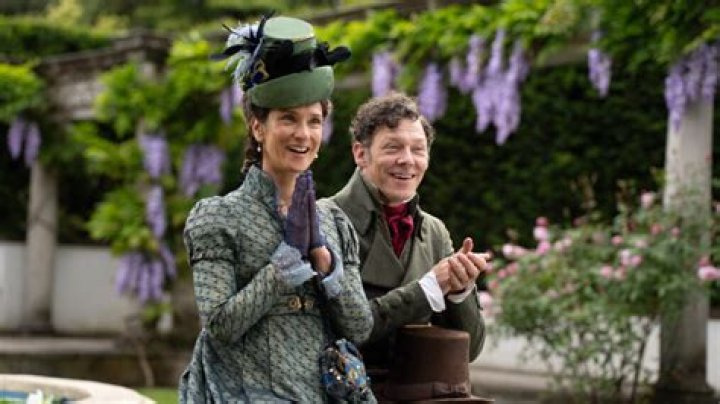 Why is the exchange between Darcy and Miss Bingley amusing to Elizabeth?